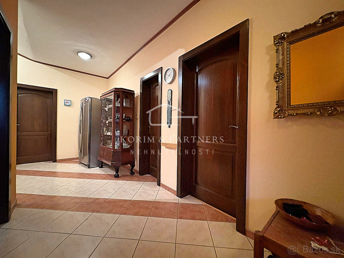 Atypický, priestranný rodinný dom v tichej časti Komárna - 13