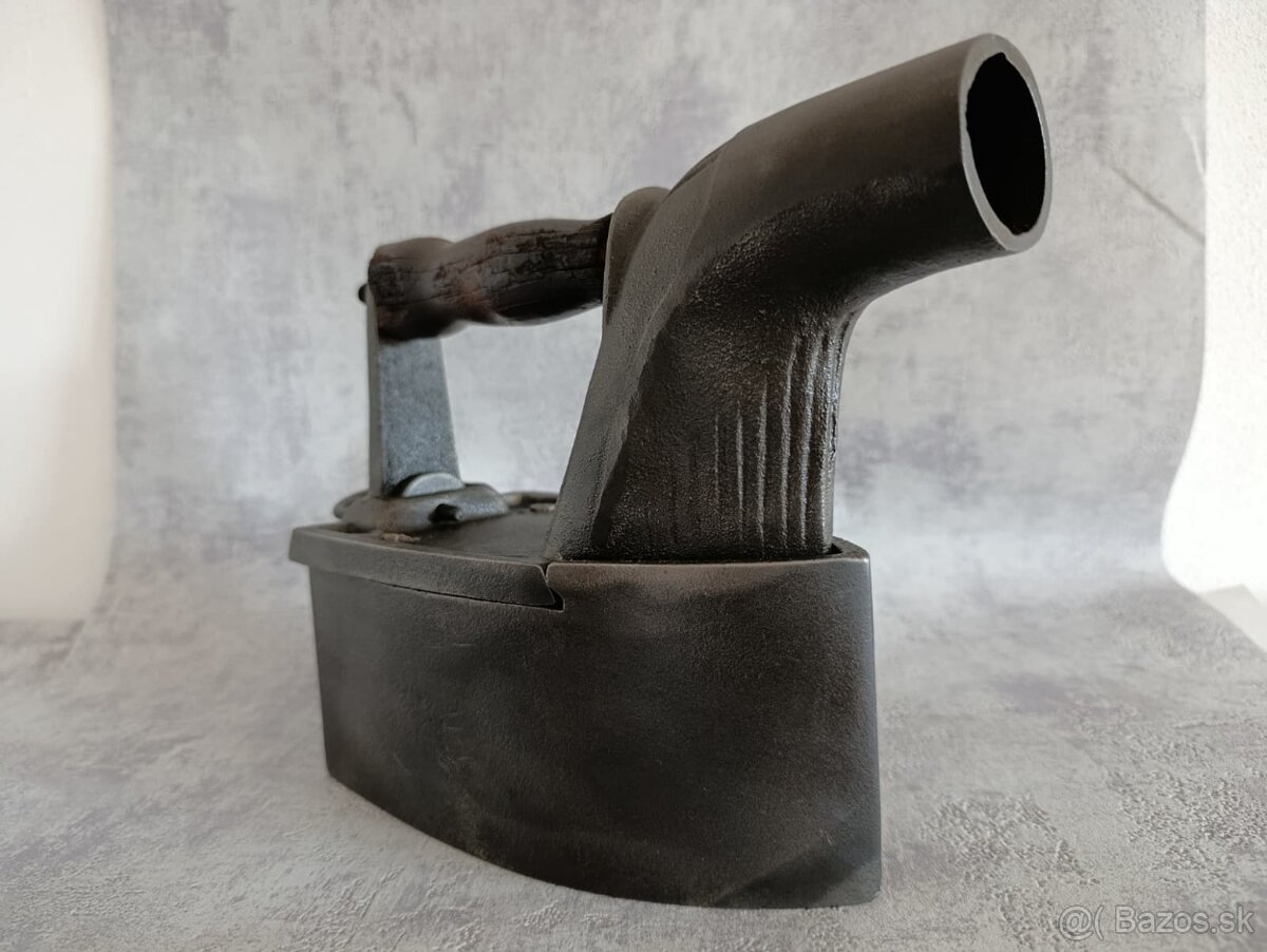 Stará velká orig. atypická žehlička s komínem, 4,69kg TOP - 13