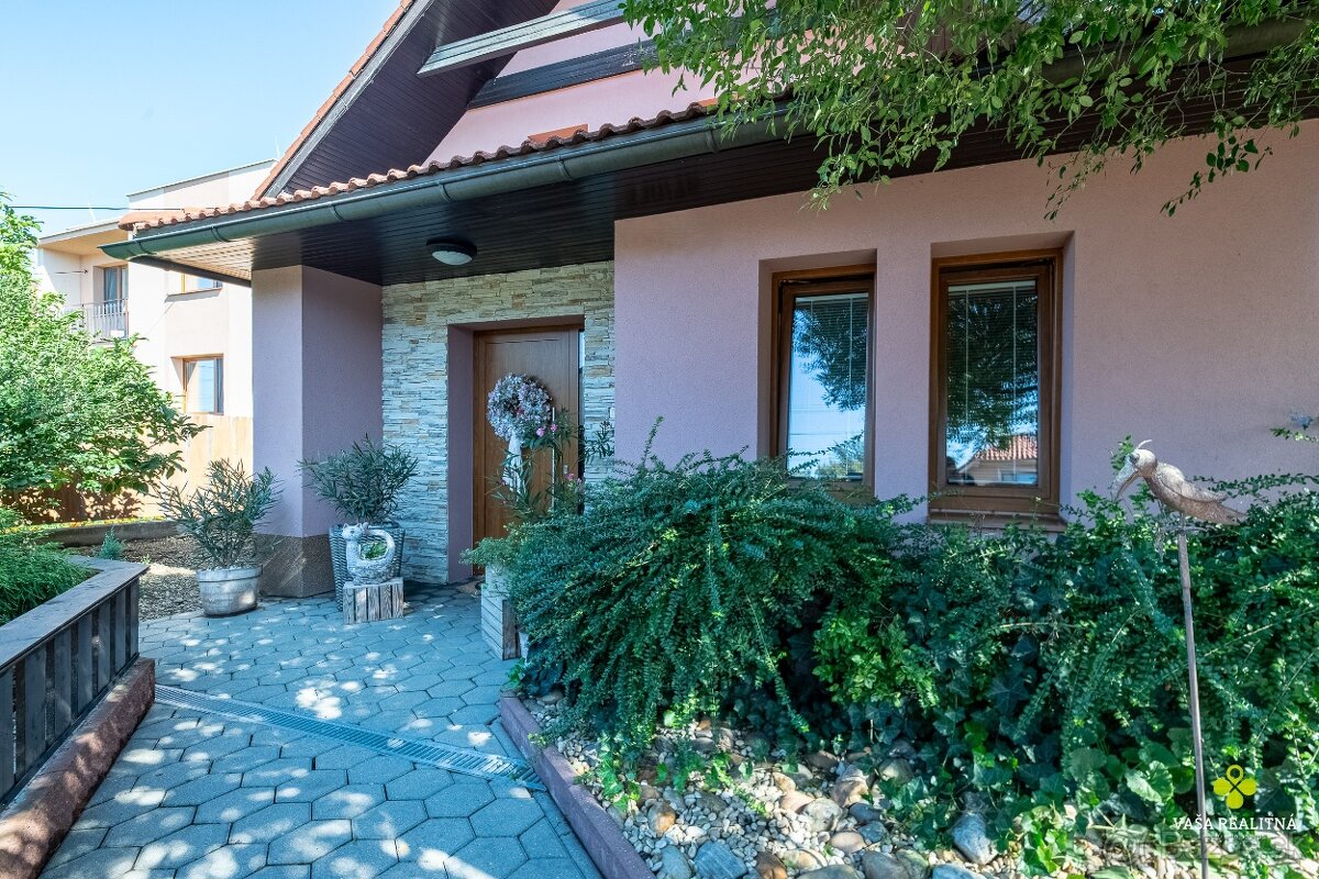 Štýlový a priestranný rodinný dom v slepej ulici s bazénom - 13