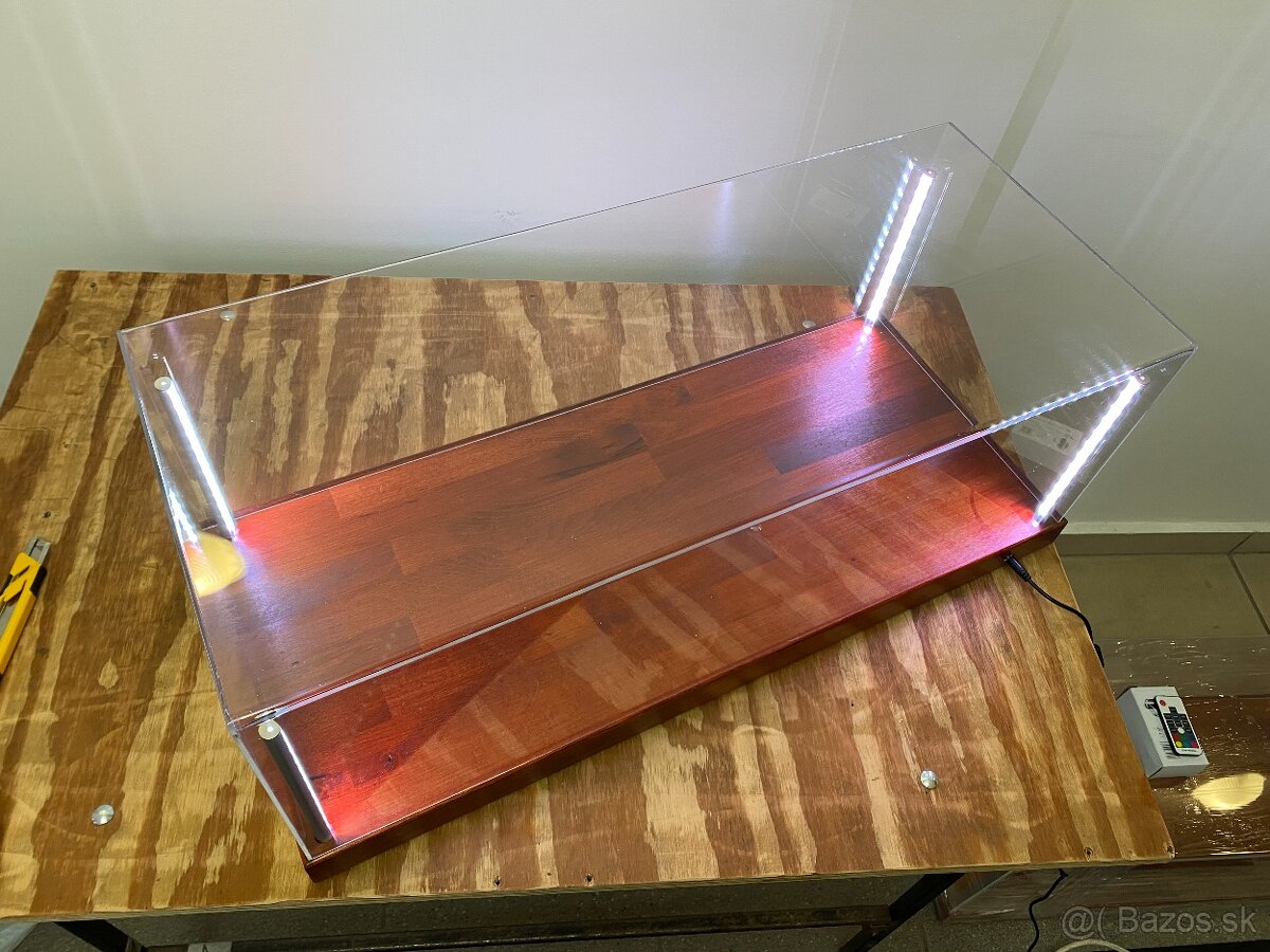 Vitrína z plexiskla pre model v mierke 1:8 - 13