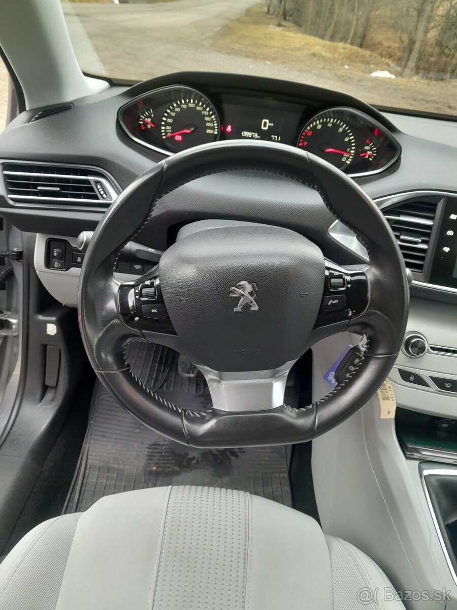 Peugeot 308 benzín - 13