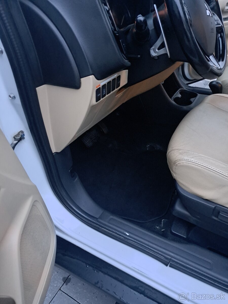 Mitsubishi Outlander 2.2 DI-D, r. 2016, 4x4 - 13