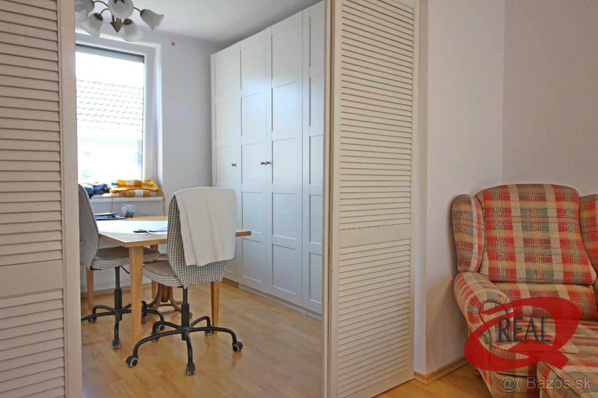 RODINNÝ DOM V SÚKROMNEJ ULIČKE S BAZÉNOM A LETNÝM DOMČEKOM - 13