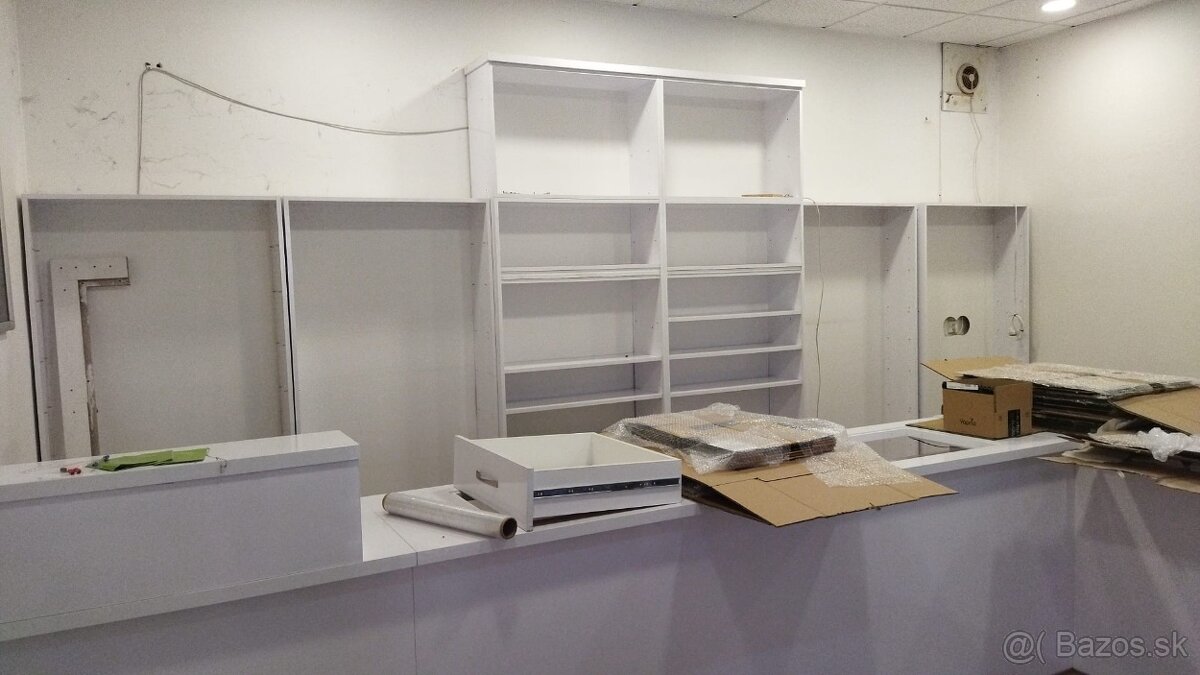 Kompletné vybavenie predajne – pulty a skrine (top stav) - 13