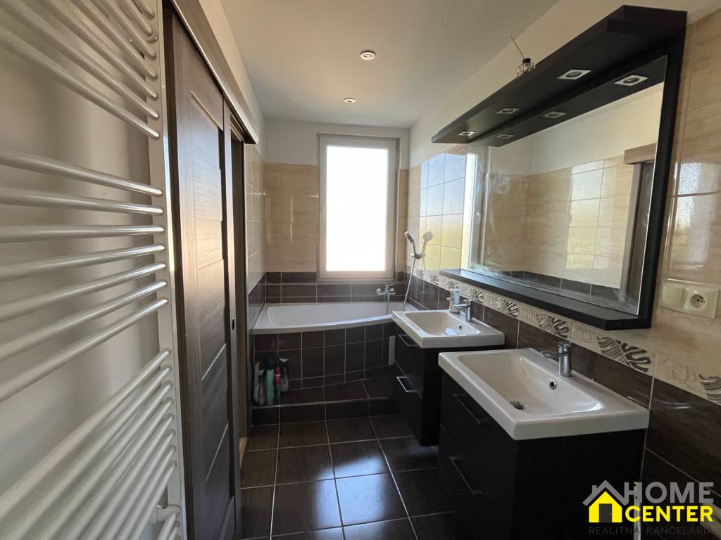 NA PREDAJ krásny nadštandardný 3 izbový byt v Komárne - 13