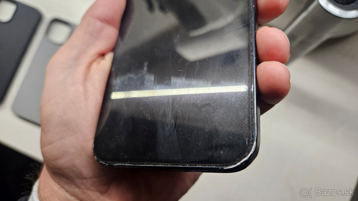 Apple iPhone 13 tmavý 128GB - puknutý zadok - 13