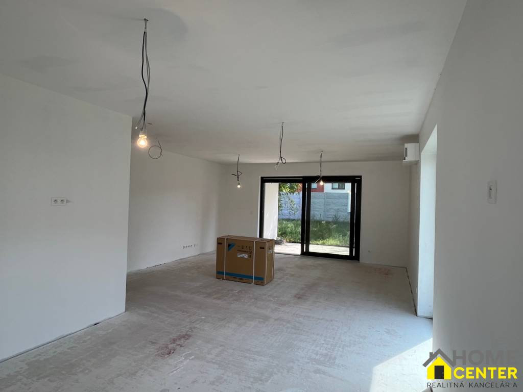 REZERVOVANÁ novostavba - 5 izbový bungalov/ RD/ v Komárne / - 13