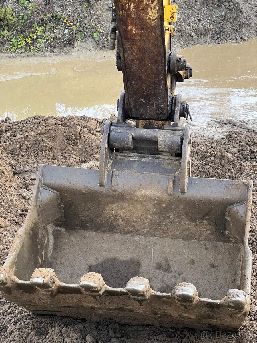 New Holland E215 - 13