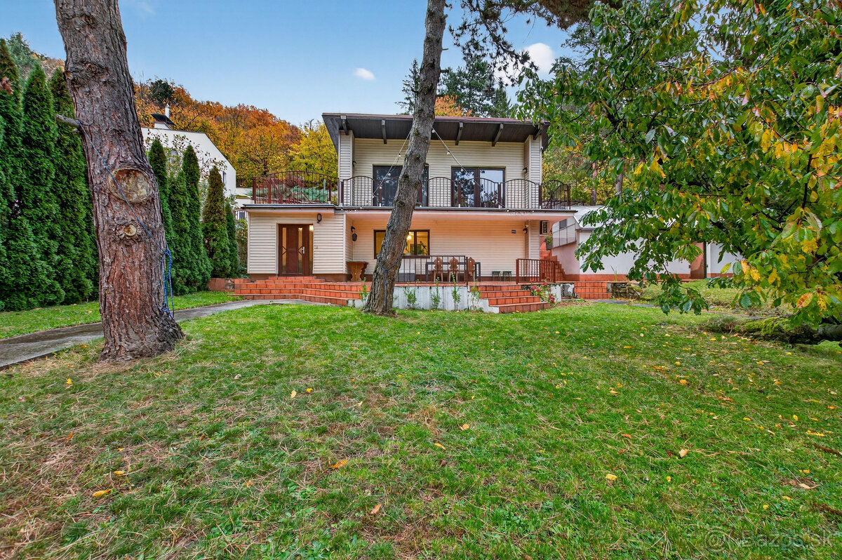 Na predaj - Priestranný 5-izbový rodinný dom s krytým bazén - 13