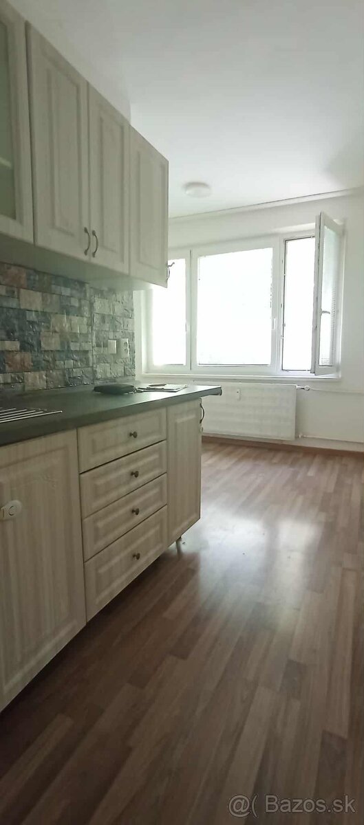 Dvojizbový byt s loggiou v zelenej časti Poltára - 13