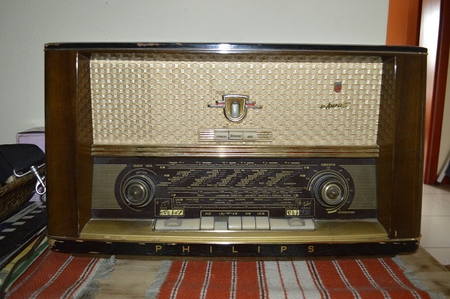 predam velmi pekne starozitne radio PHILIPS - 13