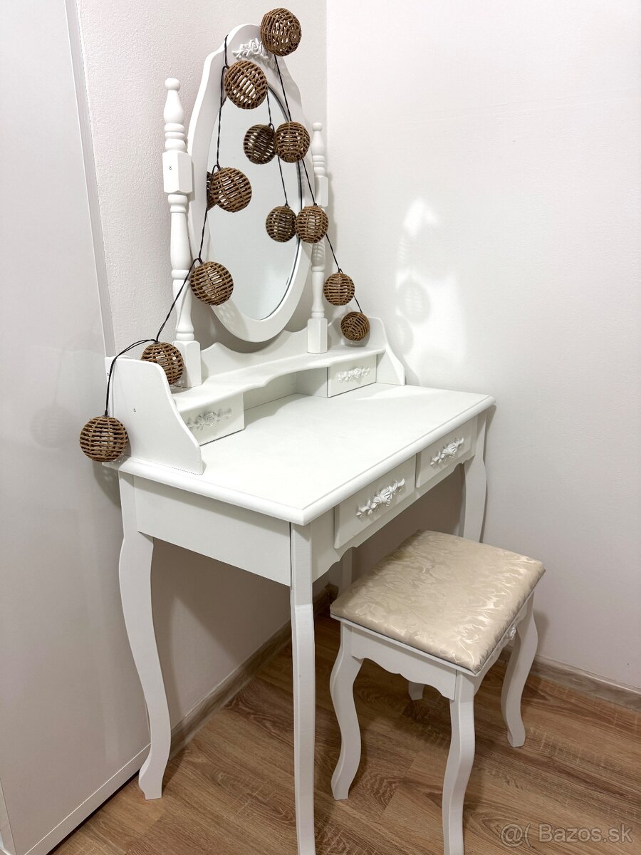 Kozmetický stolík - 13