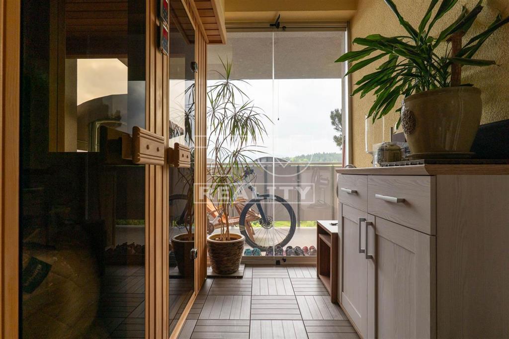 155m2 LUXUSU: byt s garážou, terasou a 2 saunami - 13