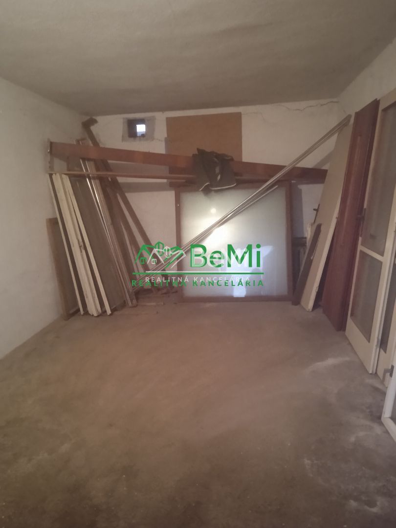 Predaj rodinného domu – stará zachovalá chalúpka s veľkým po - 13