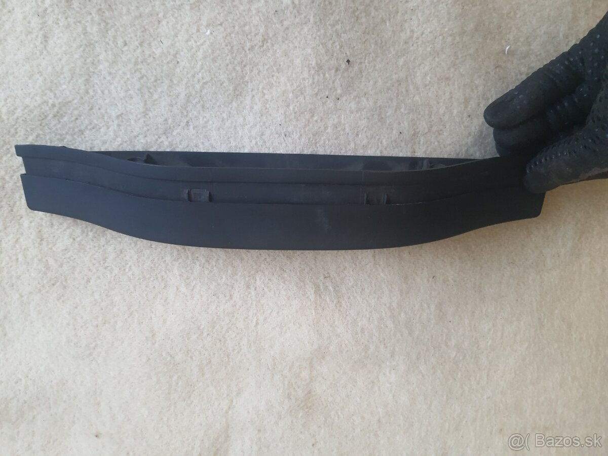 Čalúnenie a plasty z kufra E39 Touring - 13