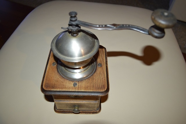 predam starozitny mlyncek na kavu - 13