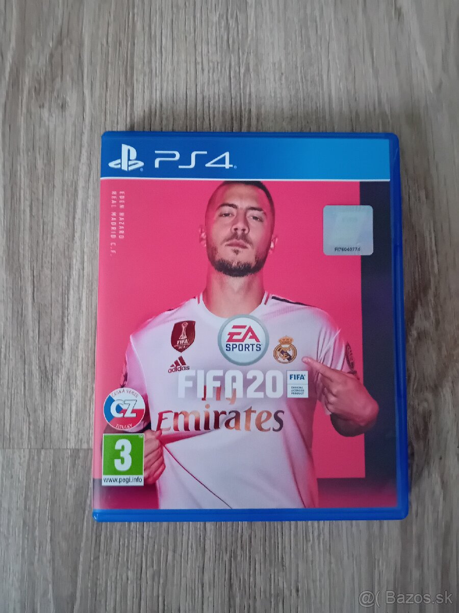 Ps4 500GB + 3 ovladace ps4 + hry ps4 - 13