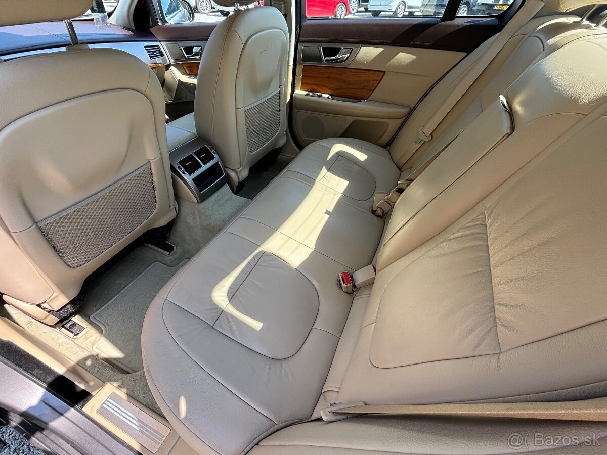 Jaguar XF 2.7D V6 Premium Luxury - 13