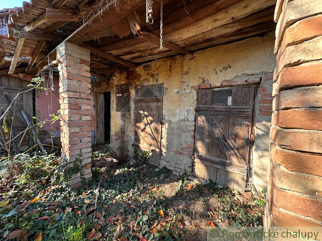Starý sedliacky dom na veľkom pozemku – vhodné na výstavbu - 13