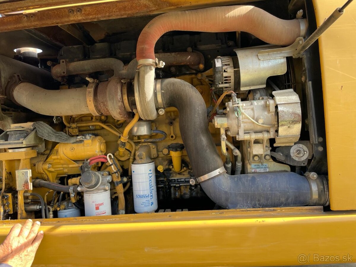 Kolesový báger CAT316D - 13