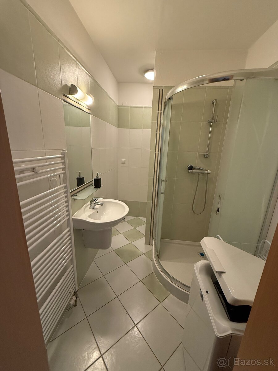 Predaj 2.5 izb. exkluzívny byt v centre BB s veľkou terasou - 13