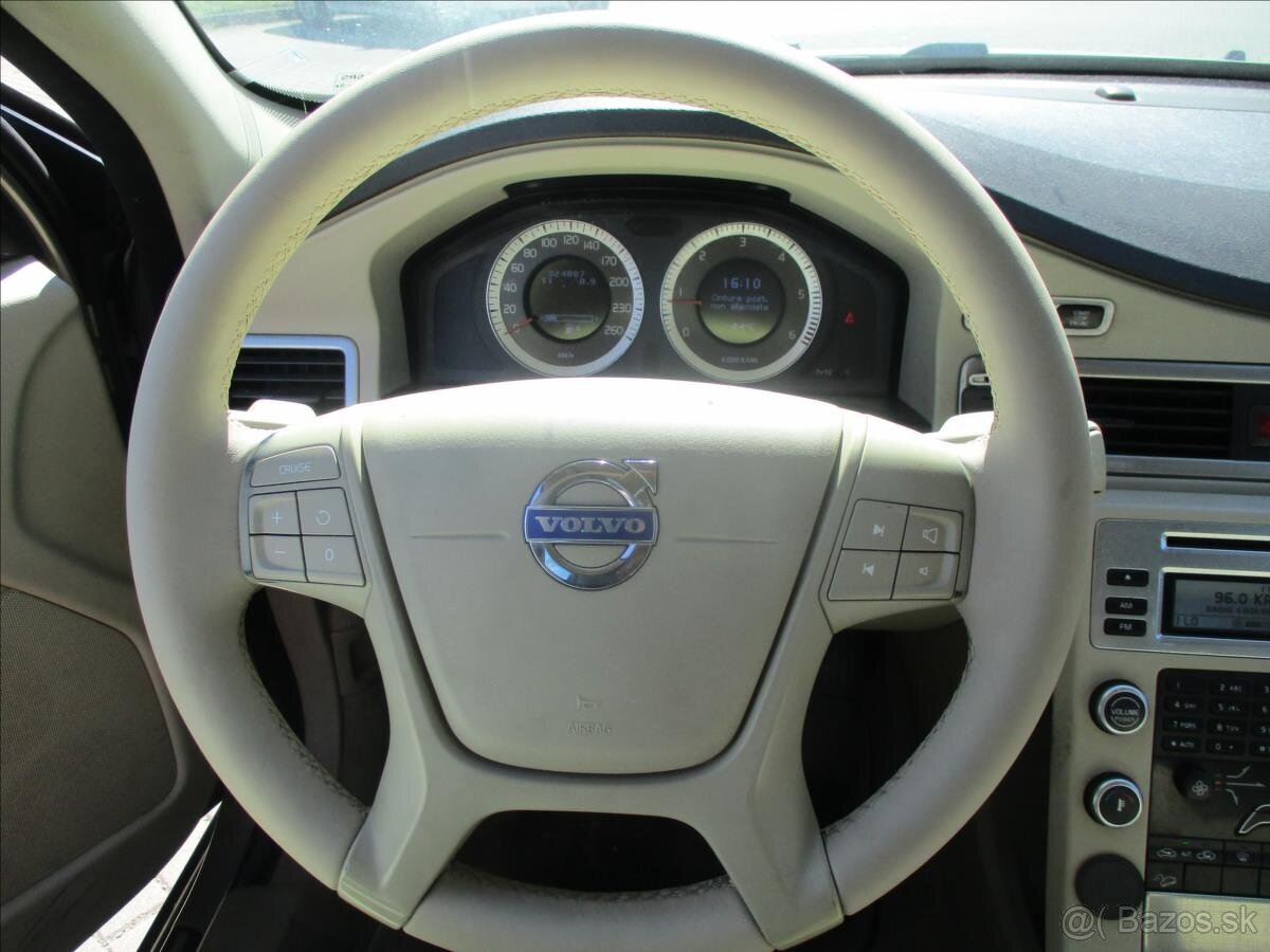 VOLVO XC70 D5 151kw AWD Momentum Kinetic 07/2010 - 13