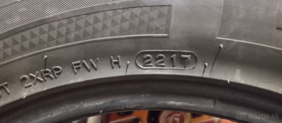 Predám dve zimné pneumatiky Hankook 205/55r16 - 13