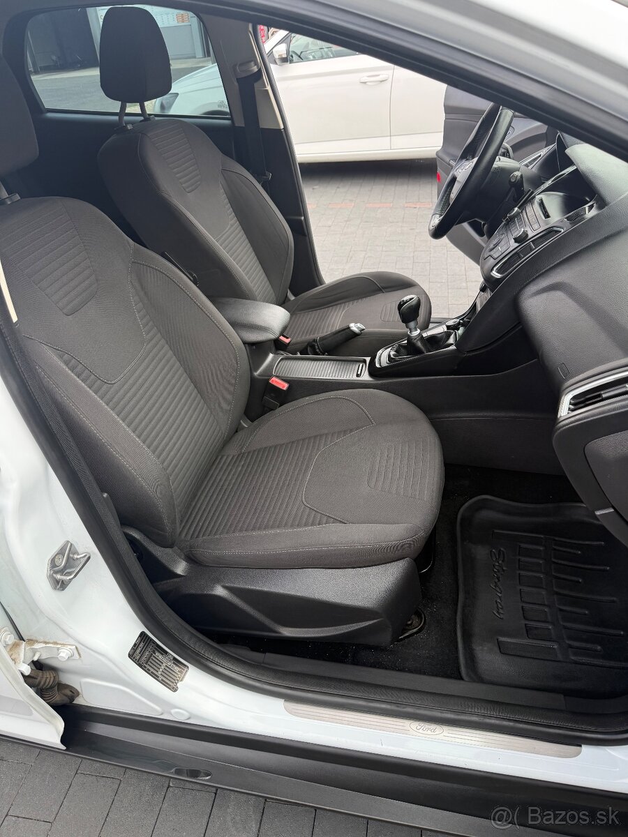 Predám Ford Focus benzín - 13