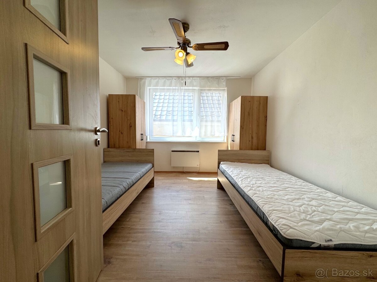 Veľký dvojgeneračný RD s bazénom v obci Petrova Ves - 13