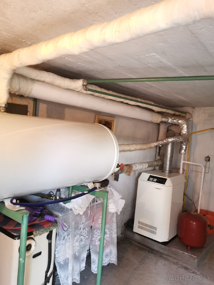 Dom pri minerálnom prameni, s potokom na konci záhrady - 13