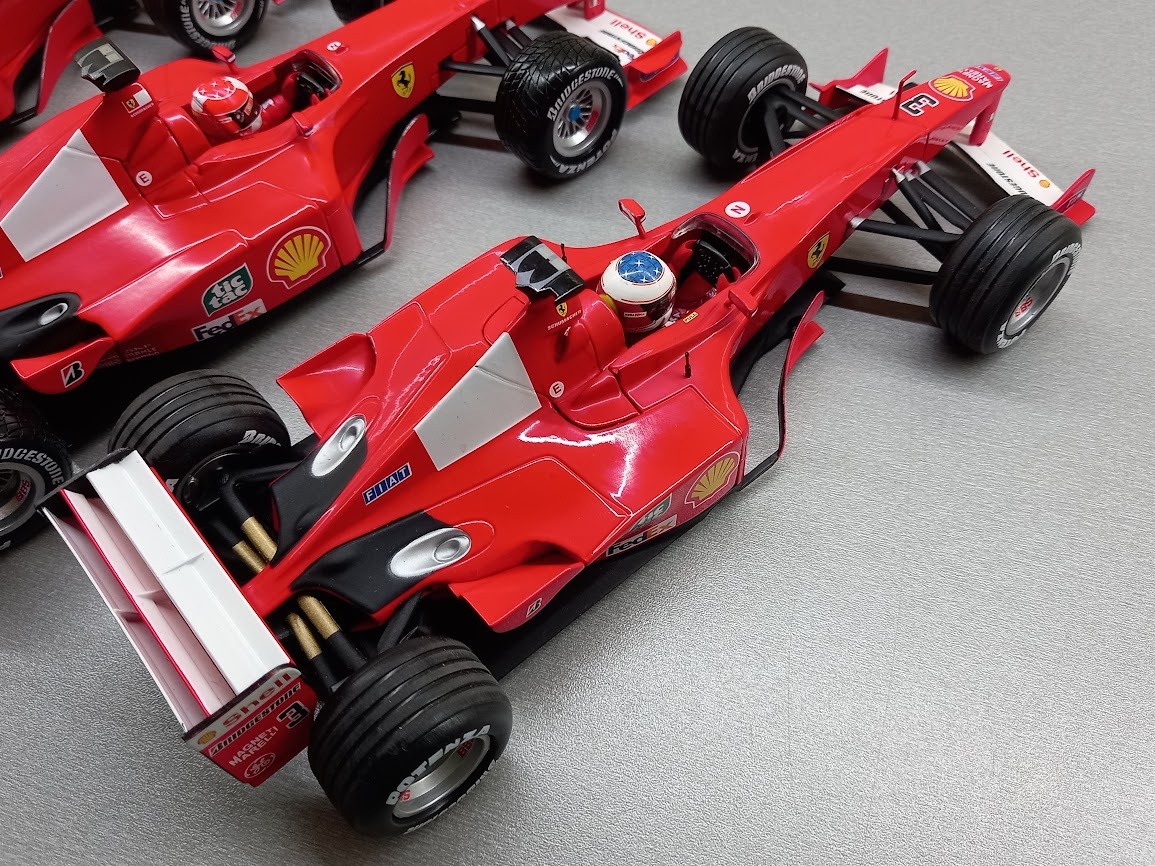 3x F1 FERRARI F2001 a F2000 SCHUMACHER HOTWHEELS 1:18 - 13
