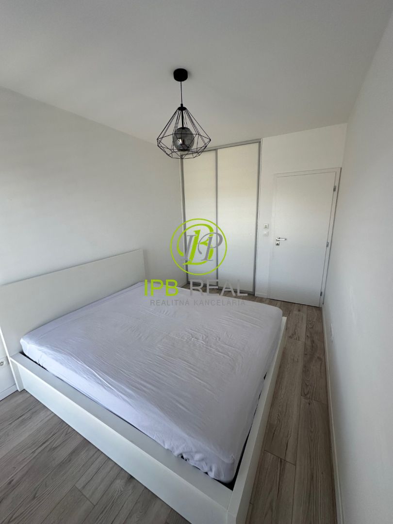 KRÁSNY 3 izb.rodinný dom v slepej ulici s veľkým záhradným d - 13