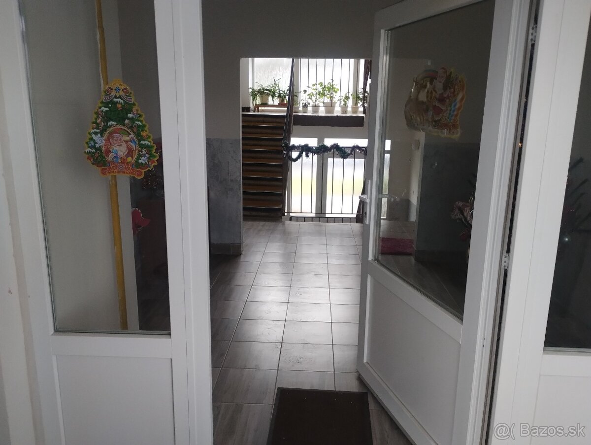 Kúpou voľný, zariadený 1 izbový byt. - 13