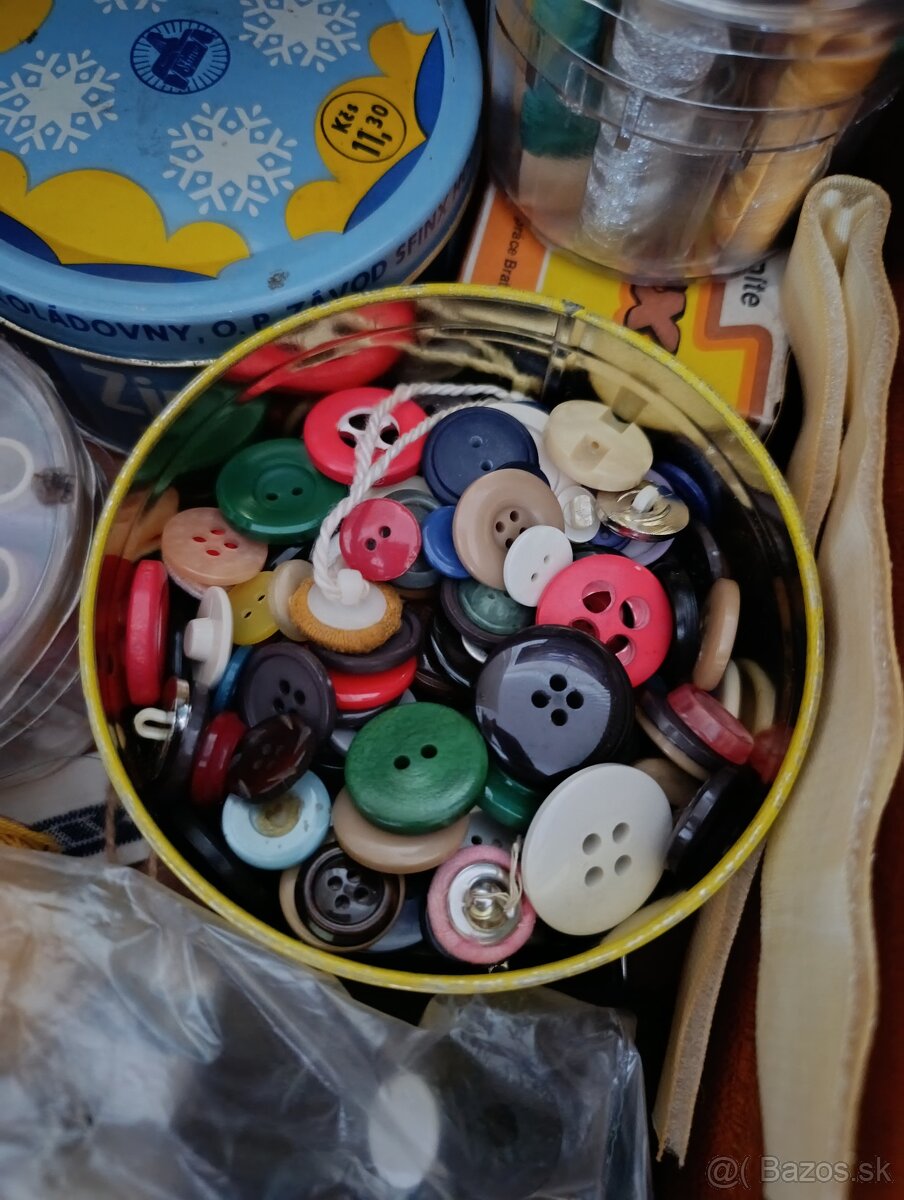 Šijací stroj so skrinou a príslušenstvom - 13