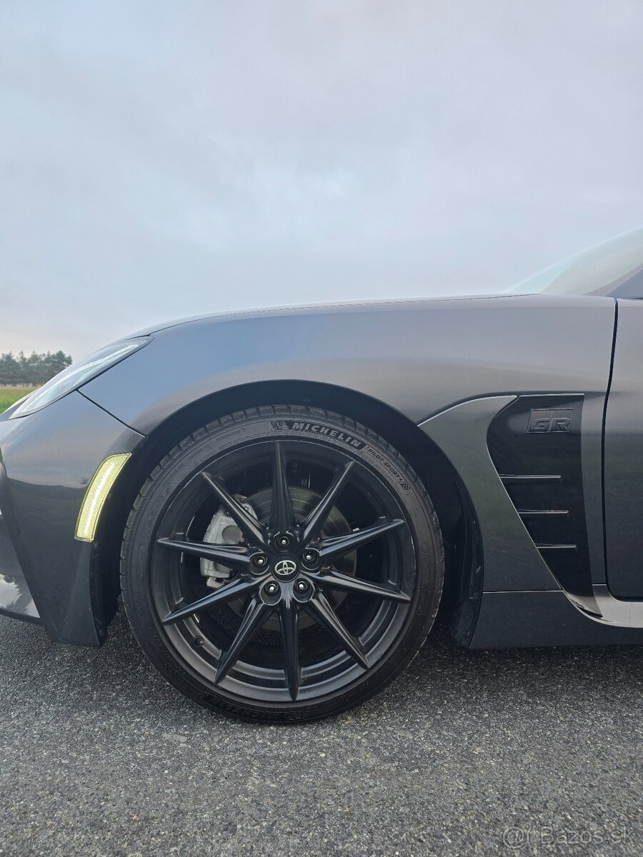 Toyota gr 86 Premium - 13