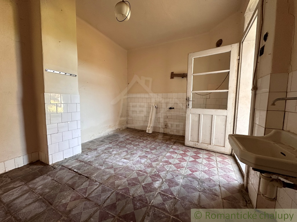 Rodinný dom v pokojnej vinárskej obci Rúbaň – ideálny na r - 13