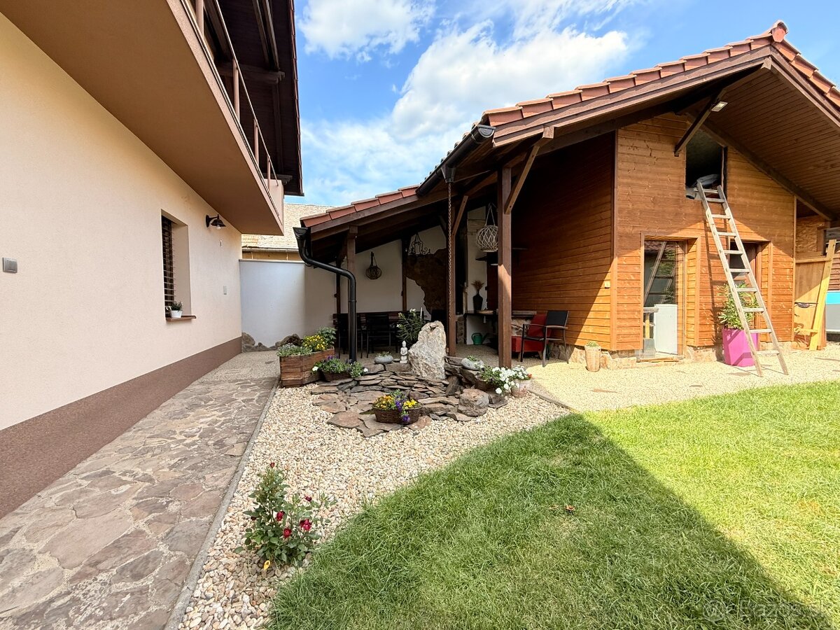 Rodinný dom s dvojgarážou, altánkom, bazénom - 13