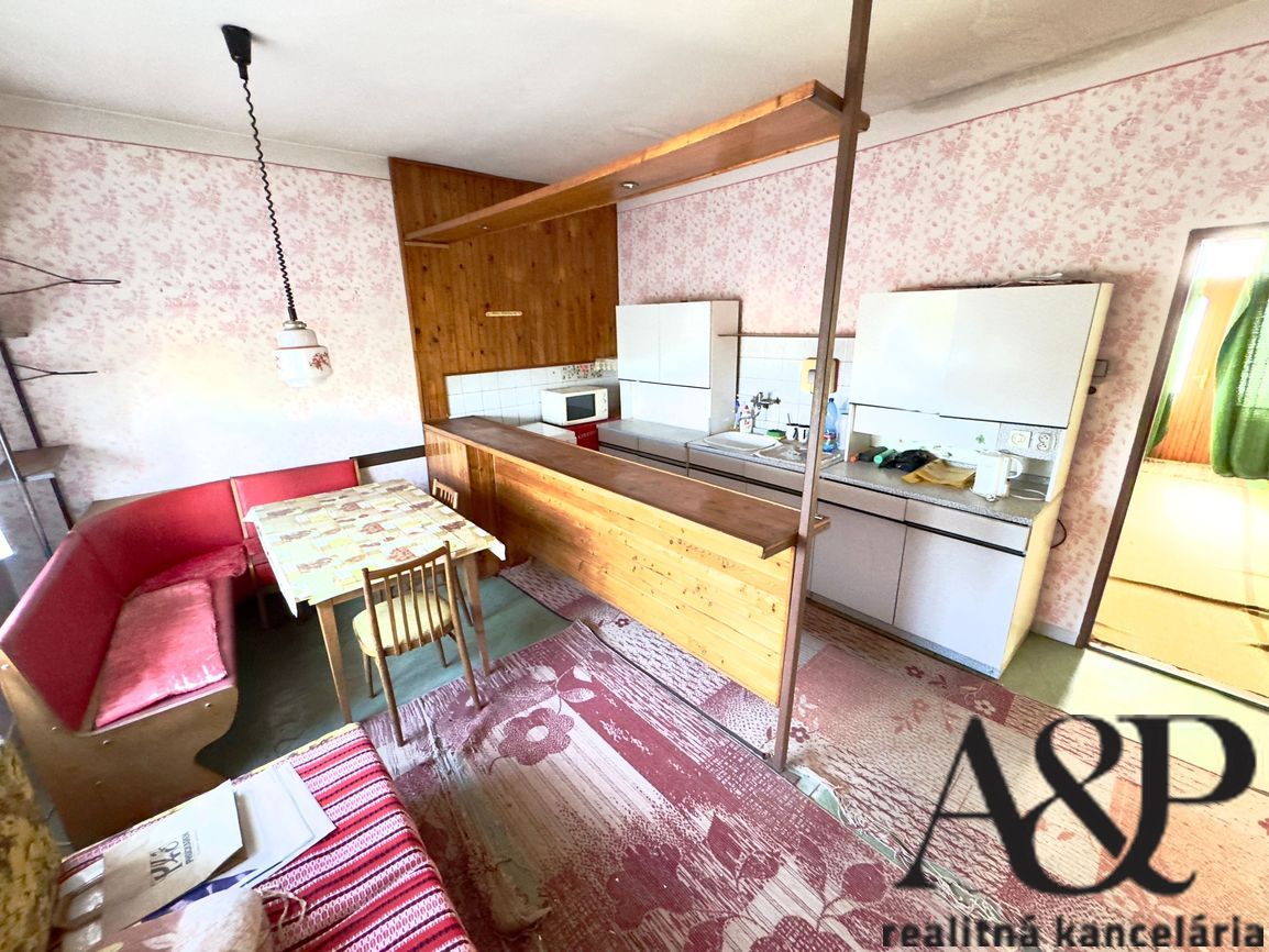 4 IZB. RODINNÝ DOM S GARÁŽOU, POZEMOK 1056M2, ROVENSKO, okr. - 13