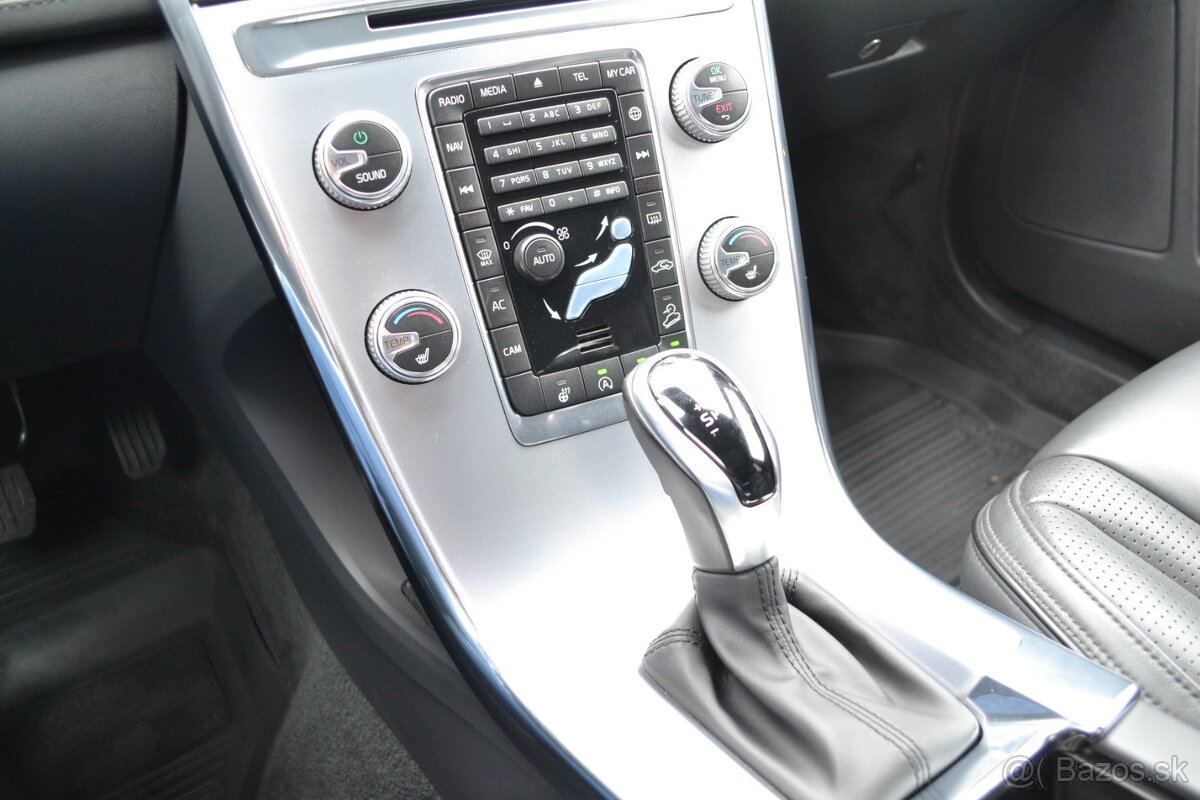 Volvo XC60 2.4 D5 AWD INSCRIPTION - 13