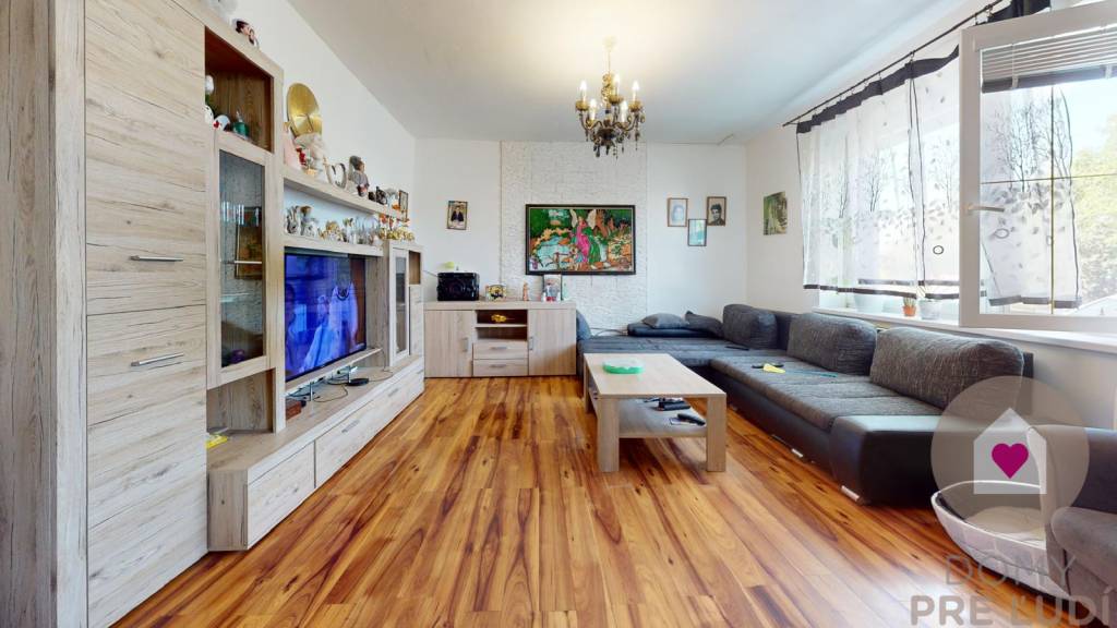 Dva domy za cenu jedného na pozemku o rozlohe 557 m2 s garáž - 13