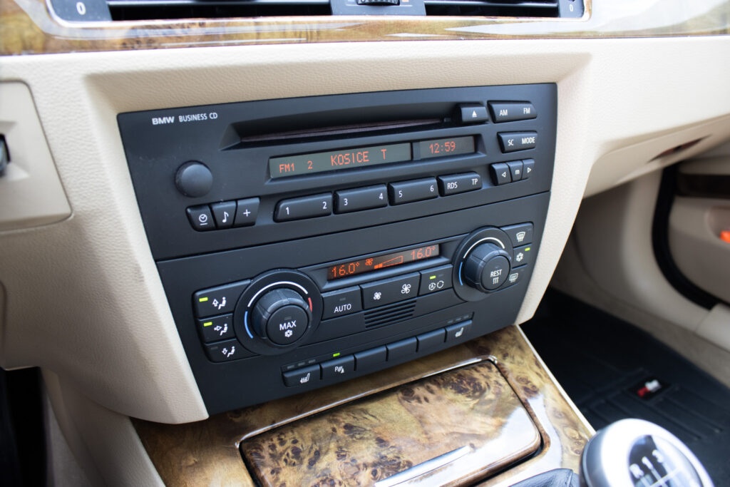 BMW 318i (E90) z roku 2005 - 13