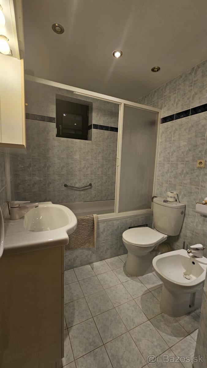 Prenájom priestranného apartmánu s nádherným výhľadom. - 13