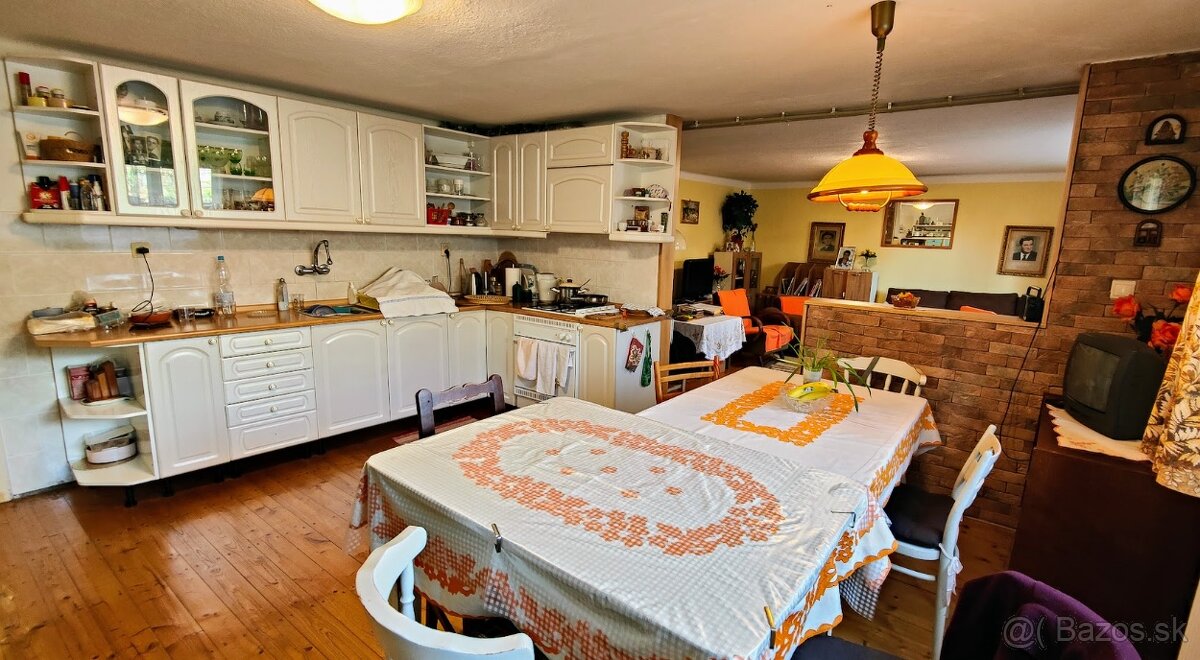 Uhorské: Dom s Príbehom, Charizmou a krásnym Pozemkom - 13