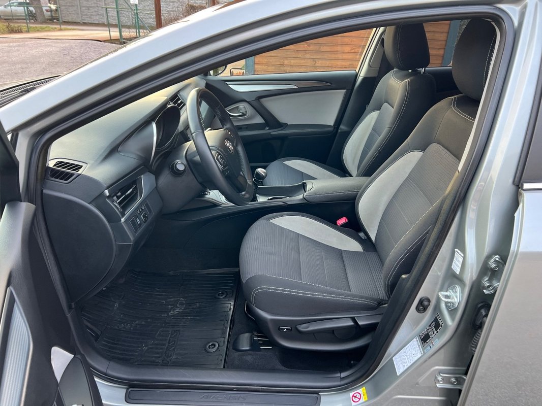Toyota Avensis Combi 2.0 D-4D S&S Executive - 13
