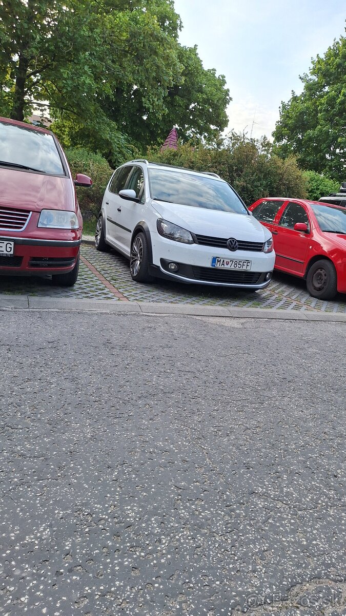 VW Touran Cross - 13