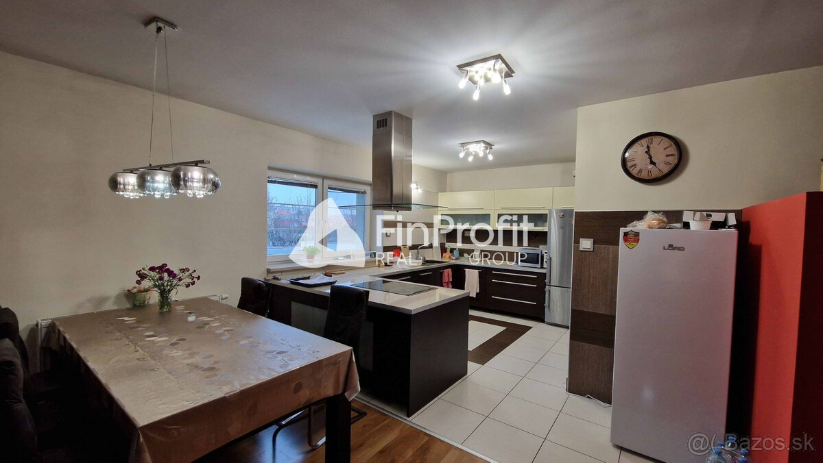 Na predaj veľký polyfunkčný obchodný priestor s rodinným dom - 13