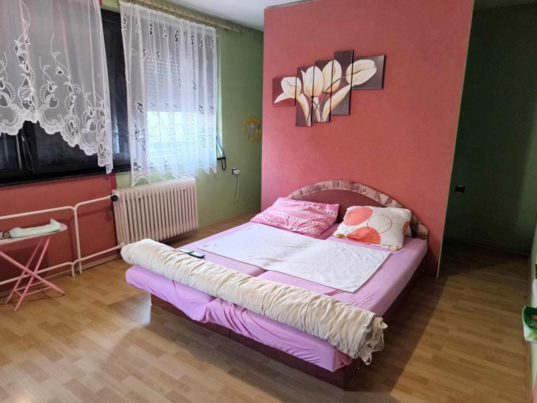 ZNOVU V PONUKE-PADNUTÁ REZERVÁCIA KRÁSNY ZAUJÍMAVO RIEŠENÝ - 13