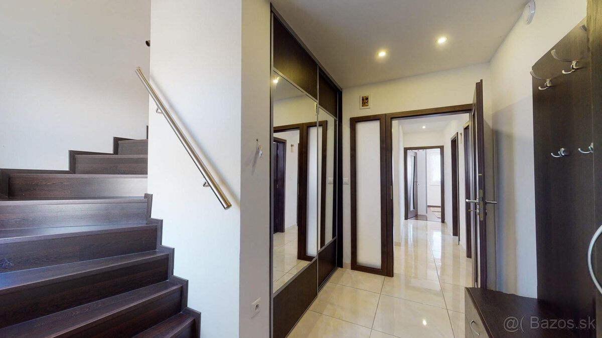 Výmerou nadštandardný rodinný dom, udržiavaná záhrada - 13