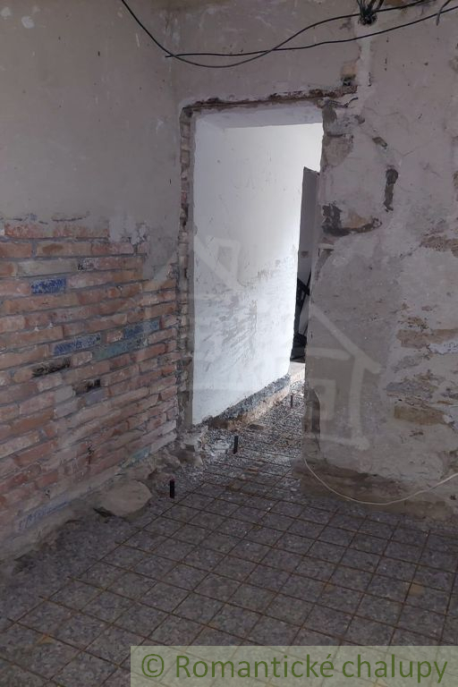 Kamenný domček pri Detve – rozpracovaná chalupa s veľkým p - 13