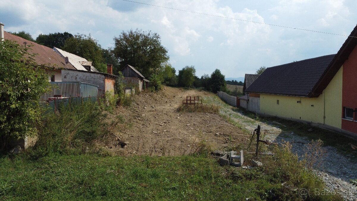 Slnečný stavebný pozemok v obci v Lovčici - Trubín - 13